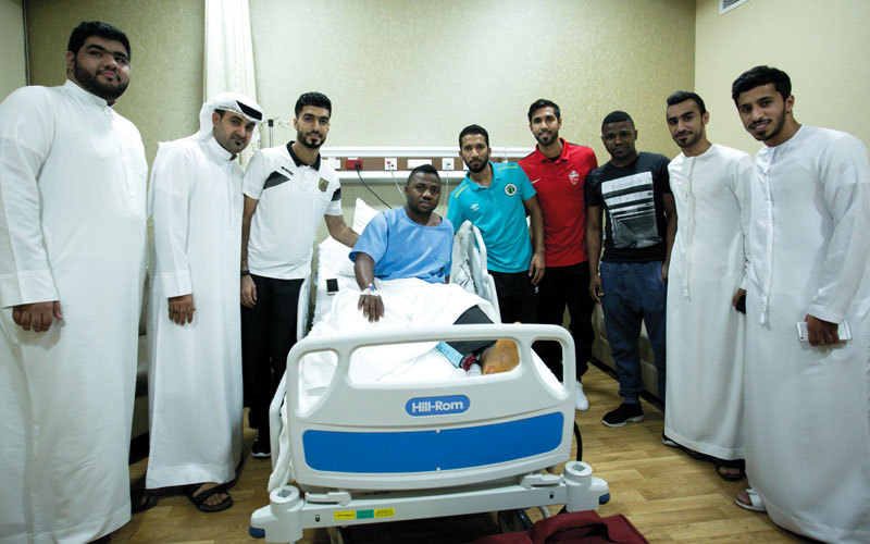 وفد من شباب الأهلي - دبي يزور الحمادي في المستشفى