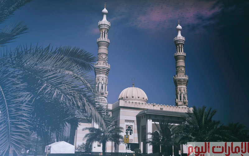 ارتبط إعمار المساجد في مدينة الشارقة مع هويتها الثقافية الإسلامية، وتميزت جوامعها بالعديد من الطرز، فمنها ما تزيّنت قببها ومآذنها بتصميم حديث، ومنها ما بُنيت على النمط الأندلسي والفاطمي والعثماني. وتسمّى الشارقة إمارة الـ1000 مئذنة.