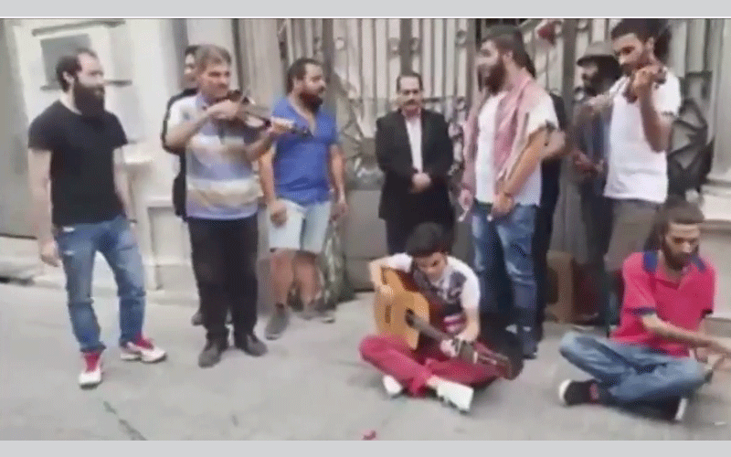 بالفيديو.. لطفي بوشناق يغني ويجمع المال مع فرقة سورية في أحد شوارع اسطنبول