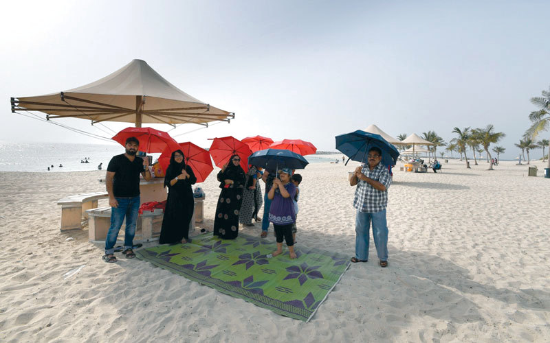 مظلة شمسية لحماية الجمهور من حرارة الطقس
