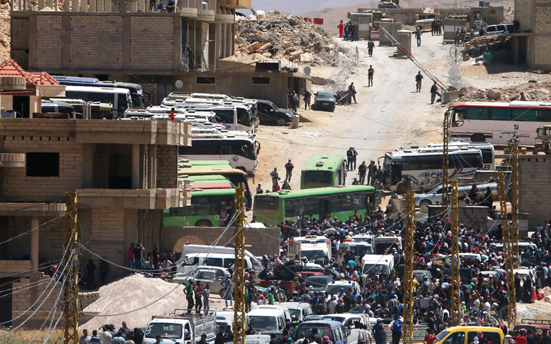مسلحون وآلاف المدنيين يبدأون مغادرة عرسال إلى سورية