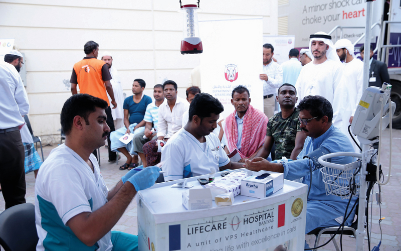 بلدية أبوظبي تُجري فحوصاً طبية مجانية للعمال