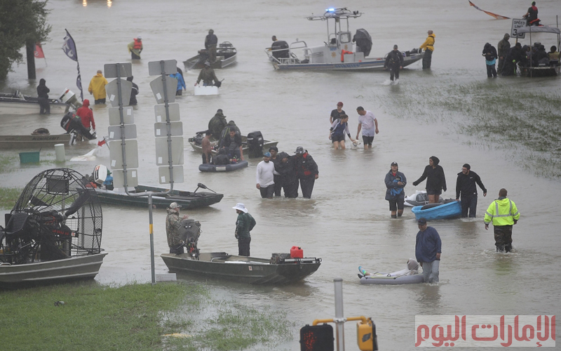 وقد استُنزفت خدمات الإنقاذ بسبب استمرار هطول الأمطار، ما دفع الكثيرين للاعتماد على أنفسهم من أجل النجاة.