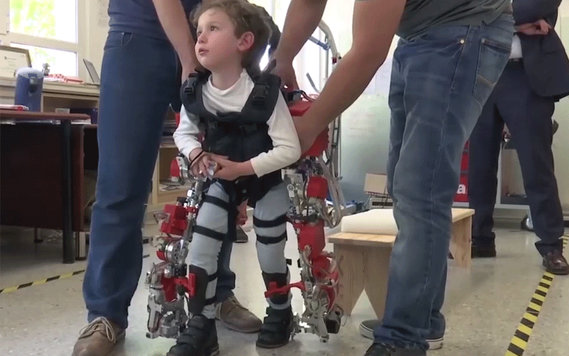 بالفيديو.. هيكل روبوتي لمساعدة الأطفال المصابين بضمور العضلات الشوكي على المشي