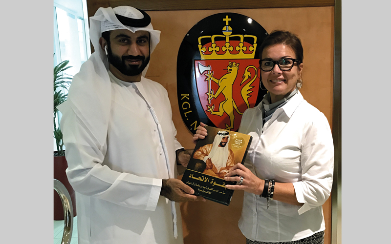 «الإمارات للدراسات والبحوث» يُهدي إصداراته للقنصلية النرويجية