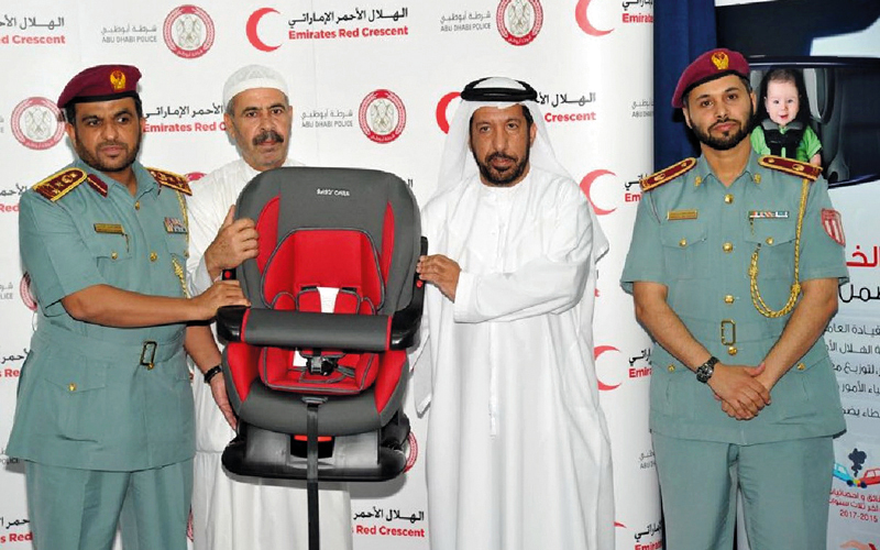 شرطة أبوظبي توزع «مقاعد الخير» للأطفال