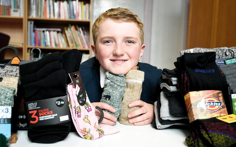 صبي بريطاني يوفر الجوارب  الجديدة للمشردين