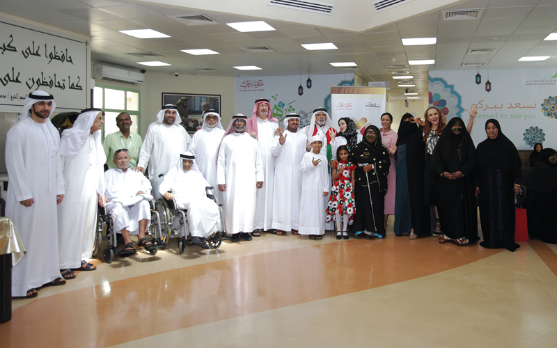 قطاع النشر في «دبي للإعلام» يزور كبار السن في «ملتقى الأسرة»