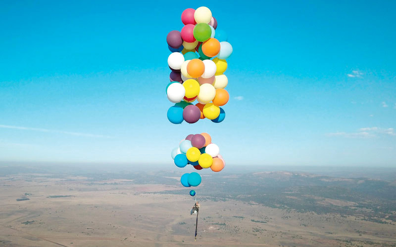 بريطاني يطير فوق جنوب إفريقيا مستخدماً بالونات الهيليوم