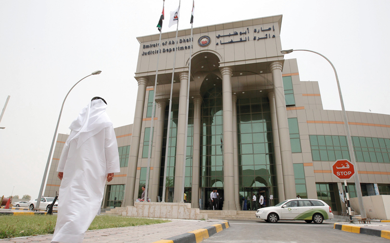 «جنايات أبوظبي» قضت بإبعاد المتهمين عن الدولة عقب تنفيذهما مدة العقوبة.

تصوير: اريك ارازاس