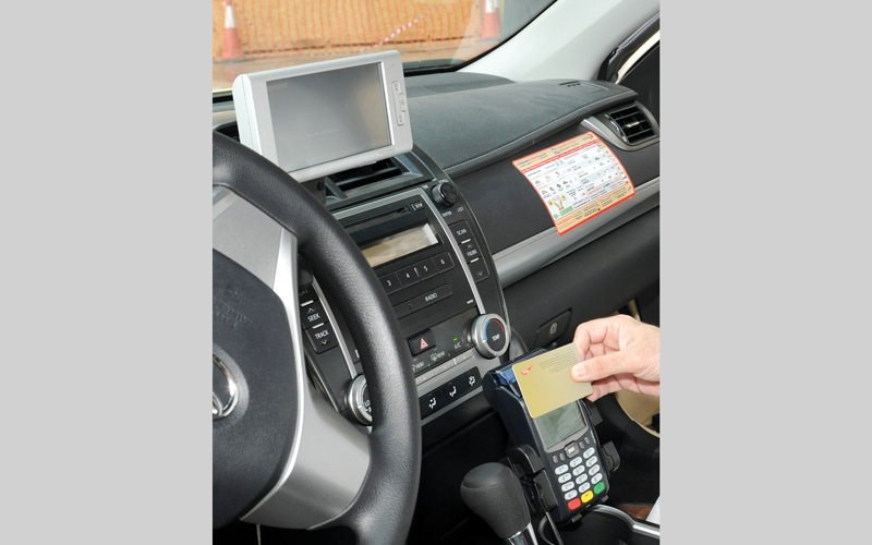 «طرق دبي» تضيف «الإكرامية» إلى أجهزة الدفع الذكي بمركبات الأجرة