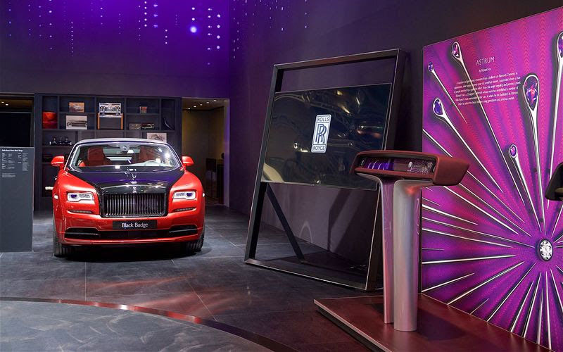 بالصور..فانتوم الجديدة الفاخرة على منصة معرض دبي الدولي للسيارات
