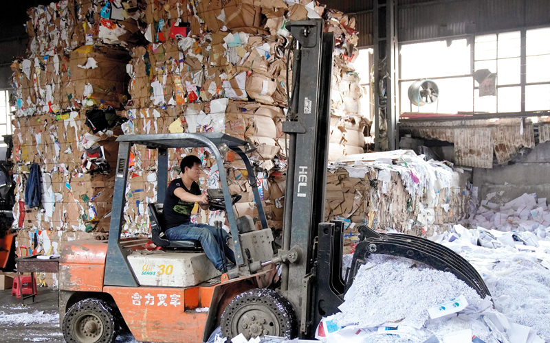 مجالس محلية في بريطانيا ترسل النفايات الورقية إلى الصين