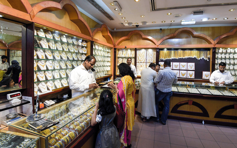 تجار اعتبروا أن الانخفاضات الأخيرة في أسعار الذهب محفزة على الشراء. تصوير: أشوك فيرما