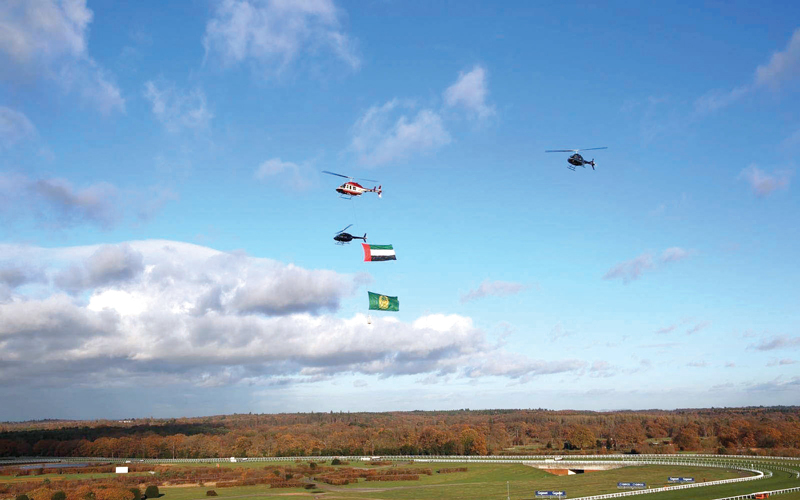 طائرة عمودية حملت علم الدولة وقادها النقيب طيار حمد المزروعي.  الإمارات اليوم