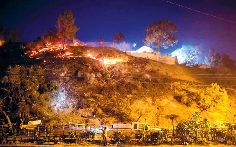 بالصور.. حريق غابات يدمّر مئات المنازل ويجبر الآلاف على النزوح في كاليفورنيا