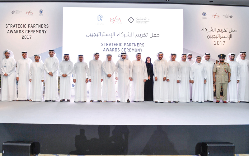 أحمد بن محمد يكرّم الشركاء الاستراتيجيين لـ «دبي المالي العالمي»