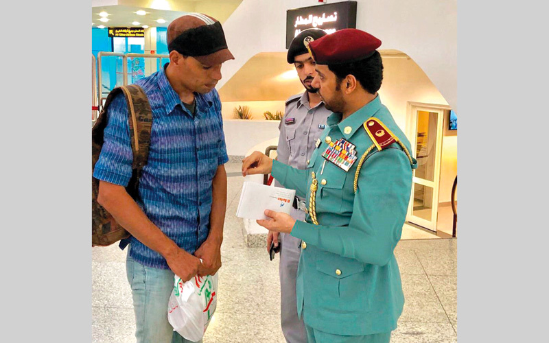 شرطة عجمان تساعد معسراً في العودة إلى بلده