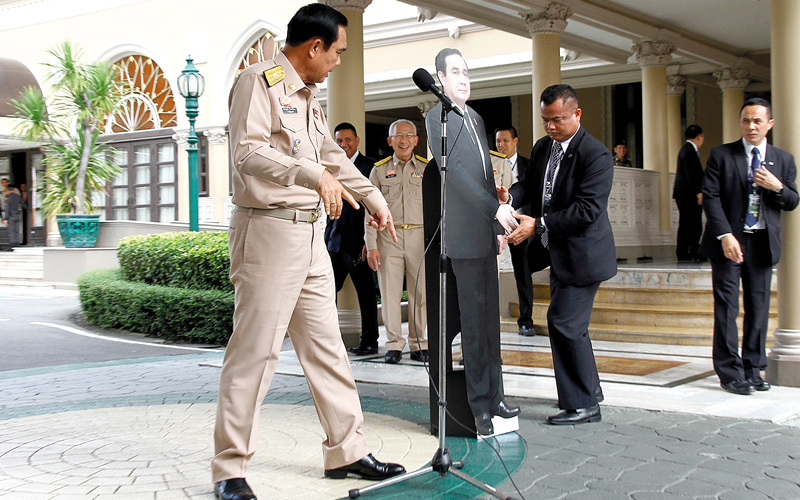 مجسّم كرتوني لرئيس الحكومة التايلاندية لتلقي أسئلة الصحافيين