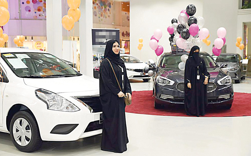 معرض سيارات في جدة.. للنساء فقط