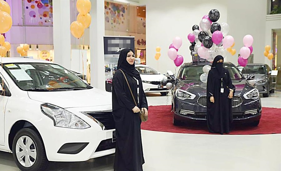 بالفيديو.. معرض سيارات للنساء فقط.. في جدة
