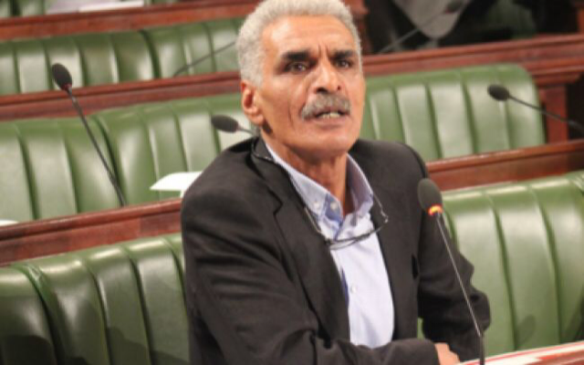 نائب تونسي يمزق علماً لإسرائيل في البرلمان