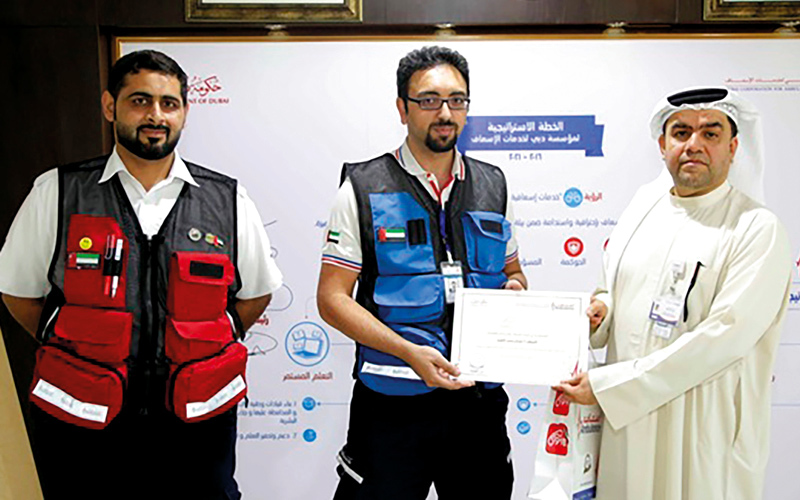 «إسعاف دبي» تنقذ طفلاً مواطناً من الموت