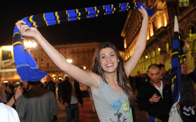 مشجعو الإنتر نزلوا إلى شوارع مدينة ميلان للتعبير عن الفرح بالصعود إلى أول نهائي لفريقهم في دوري أبطال أوروبا منذ أكثر من 40 عاماً. إي بي أيه