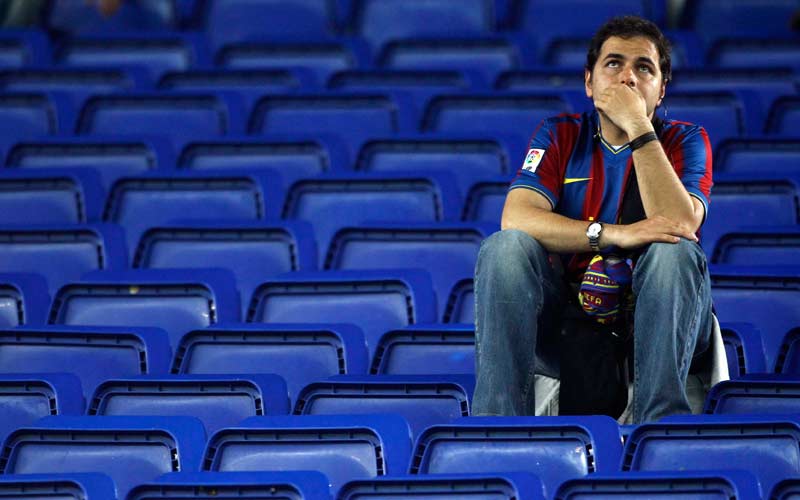 مشجعي برشلوني حزين بقي جالساً على المدرجات بعد انتهاء المباراة. رويترز