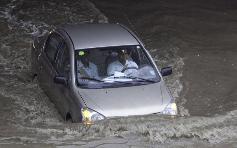 هطول الأمطار بغزارة على العاصمة السعودية أدى إلى ارتفاع منسوب المياه في كثير من الطرق الرئيسة والفرعية-أ.ب.أ