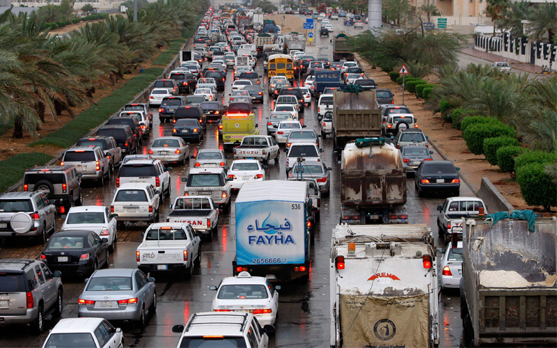 العاصفة شلت حركة الطرق في معظم شوارع الرياض-أ.ب