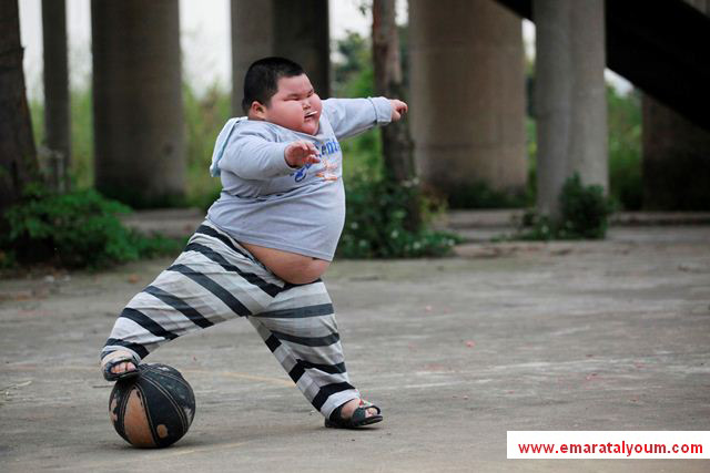 تعيش عائلة الطفل الصيني لو هاو، البالغ من العمر 3 سنوات فقط، أزمة حقيقية بسبب زيادة وزنه بشكل خطير إذ بات يزن 60 كيلوغراماً أي 5 مرات أكثر من وزن الأطفال في عمره.-رويترز