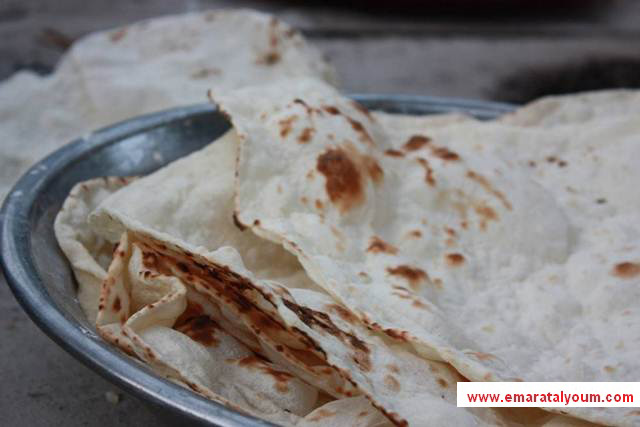 مجموعة من الصور تشرح طريقة اعداد الخبز على الطريقة الباكستانية بعدسة القارئة نذيره البلوشي