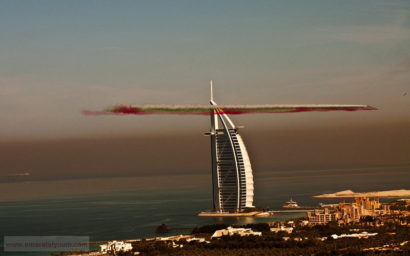 استعراض جوي يشكل لوحة فنية بألوان علم الدولة ضمن فعاليات معرض دبي الدولي للطيران 2011- الصور بعدسة القارئ سومر غانغولي