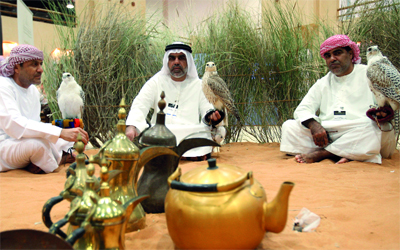 «تراث الإمارات».. شِعر وصور وضيافة عربية في معرض الصيد