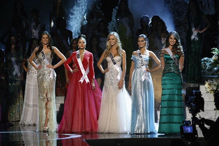 وتنافست جميلات العالم على لقب "ملكة جمال الكون 2012" الذي كان من نصيب الأميركية أوليفيا كاليو