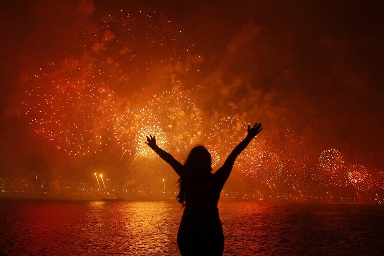 احتفل العالم بدخول العام الجديد 2013، ووداع العام المنصرم 2012.. وعمت الاحتفالات أرجاء المدن الكبرى والعواصم، معلنة بداية عام جديد مليء بالتحديات (البرازيل) - وكالات