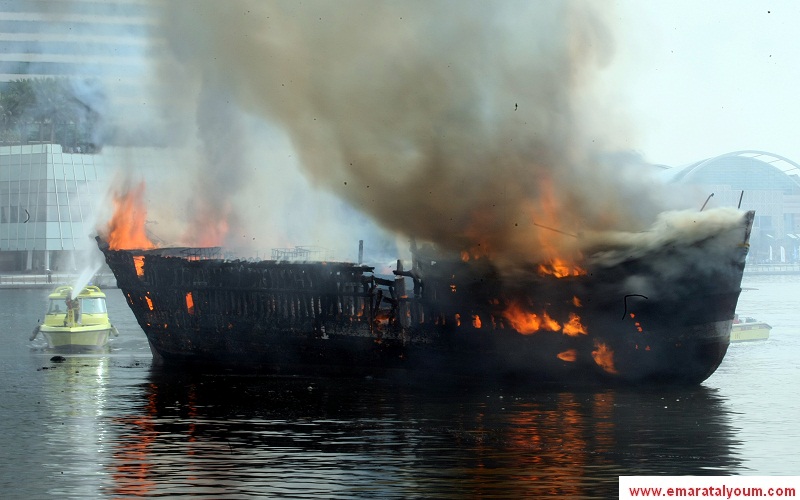 شب حريق في 3 قوارب خشبية، في منطقة الجداف بدبي، وتوجهت فرق الإطفاء والإنقاذ من عدة مراكز لموقع الحريق فور تلقي البلاغ. 
تصوير: تشاندرا بالان