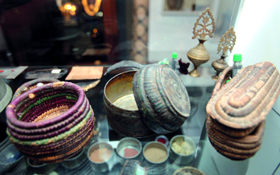 متحف المرأة يجمع أبناء سوق الذهب في «بيـــت البنات»