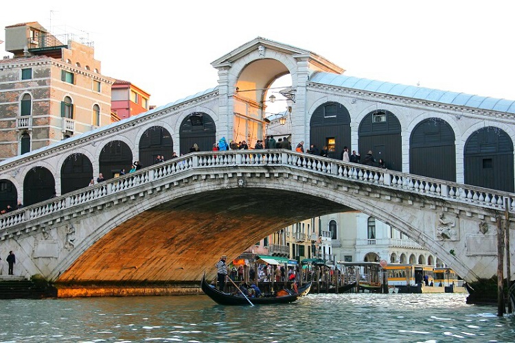 إحدى الجسور في فينيسيا
