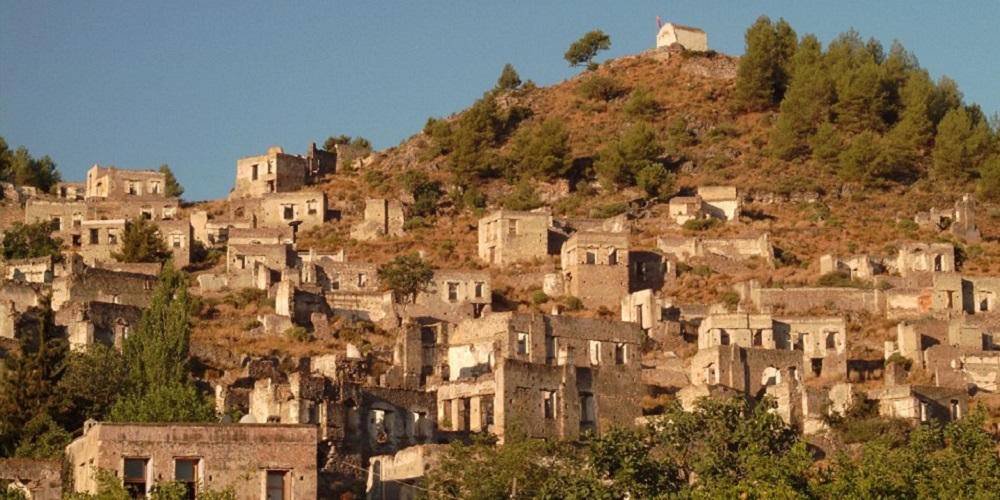 تقع المدينة المهجورة في جبال طوروس، وتضم المئات من المنازل المبنية من الحجارة وكذلك الكنائس، وتبدو المدينة وكأنها أسيرة الزمن الذي لم يؤثر بصورة مدمرة على منشآت المدينة.