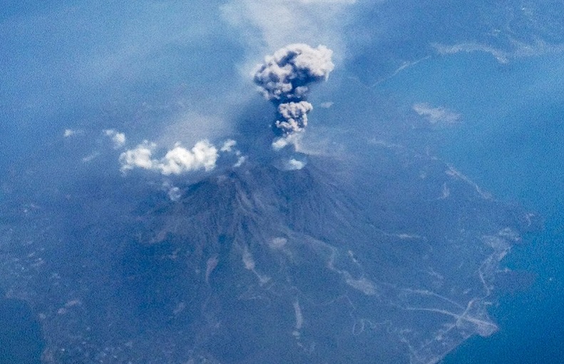 ثوران بركان جبل أونتاكي المفاجيء في اليابان، الذي تسبب على الارجح في مقتل 36 شخصاً- وكالات