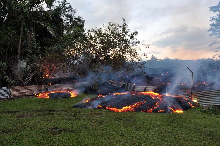 وينفث بركان "كيلاويا" حممه منذ عدة أسابيع باتجاه بلدة "باهوا" وبلغت سرعة الحمم في الآونة الأخيرة نحو 13.7 متر في الساعة