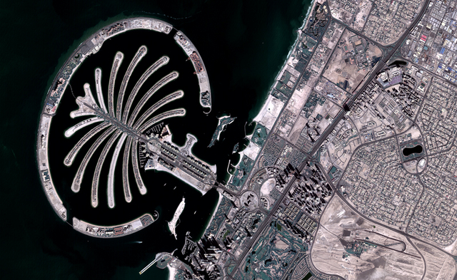 التقطت عدسات القمر الاصطناعي "دبي – سات 2" التابع لمؤسسة الإمارات للعلوم والتقنية المتقدمة "إياست" عدة صور لدولة الإمارات منذ إطلاقه نهاية 2013 – جزيرة النخلة. المصدر: مريم المرزوقي - دبي
