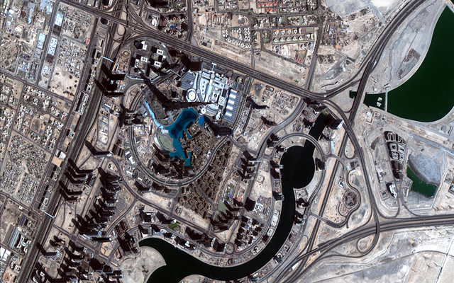 ووثق القمر أهم المشاريع والمناطق الحيوية في الدولة منذ إطلاقه، خصوصاً في دبي وأبوظبي - مدينة برج خليفة في دبي.