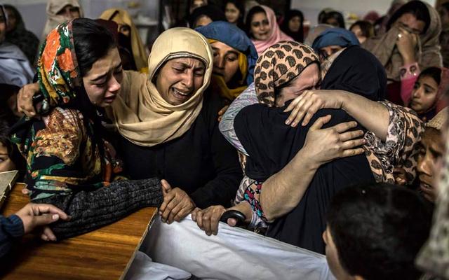 وبعد يوم على الهجوم خيمت أجواء الحزن على بيشاور ولا يزال كثيرون في حالة صدمة وهم يستعيدون الأحداث المروعة ويحاولون تهدئة بعضهم بعضا