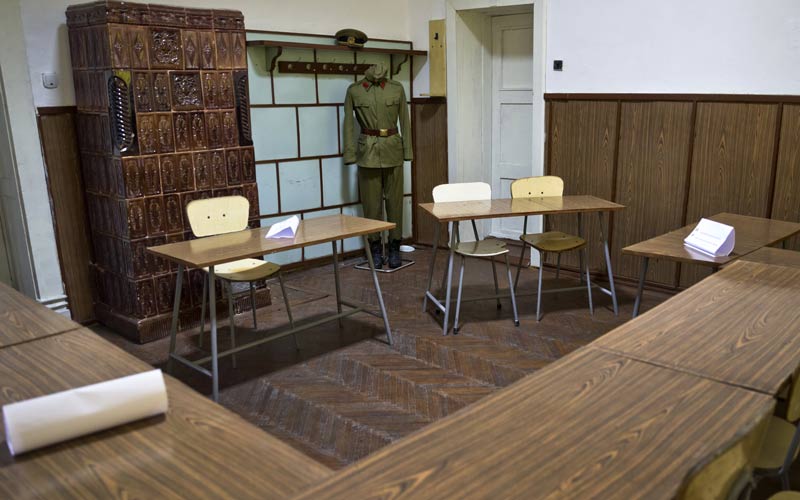 الغرفة التي جلس فيها تشاوشيسكو زوجته لسماع قرار حكم الإعدام