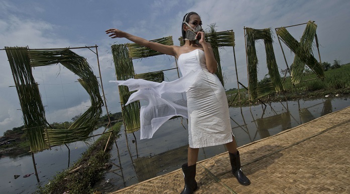 أقيم عرض أزياء على ضفاف نهر "سيتاريوم" الذي يعتبر أقذر أنهار العالم ويقع في جزيرة جاوة الغربية بأندونسيا، كجزء من حملة أطلقتها منظمة غرينبيس البيئية، "السلام الأخضر" لتوجيه رسالة لشركات النسيج لإزالة المواد الكيميائة السامة من منتجاتها. وكالات
