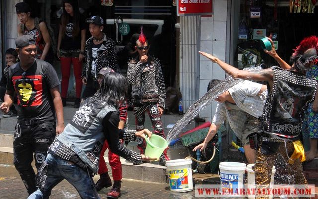 التايلنديون يحيون فعاليات "يوم الماء" أو السنة الجديدة