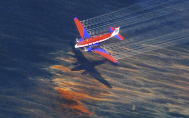 أكثر من 125 مليون غالون من النفط تسربت إلى البحر بعد انفجار منصة ديب-ووتر هوريزون للتنقيب عام 2010.